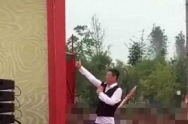 6年前爆红的韩磊已沦落？?52岁现身商演无人配合，现场太简陋