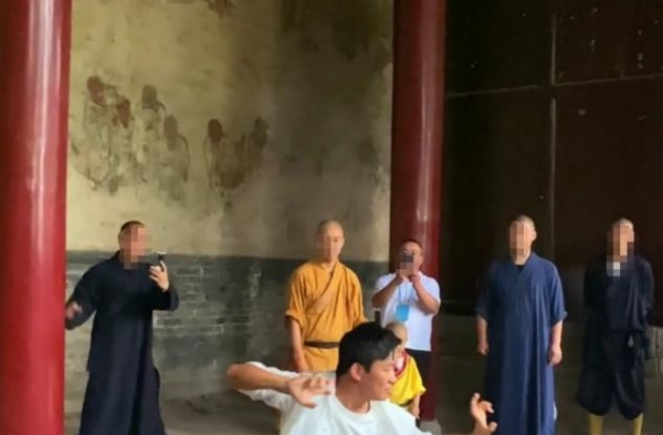 王宝强重回少林寺被质疑明星特权？不忘功夫，近照却沧桑老态明显