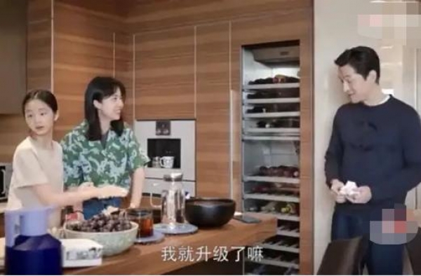 黄磊女儿太优秀！13岁上高中8岁精英译，读国际学校一年20万