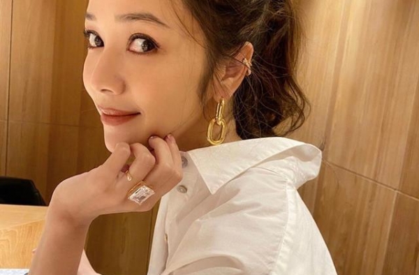 侯佩岑的恣意人生：私生女逆袭，明明很有钱但从不炫富