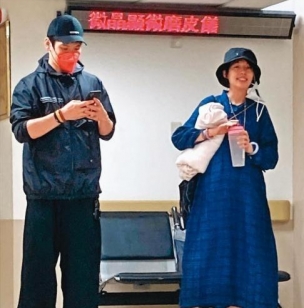郭碧婷生产照曝光，脸蛋肉肉似18岁少女，向佐全程护肚紧搂不放