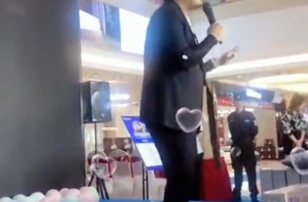 陈志朋商演太尴尬！卖力演唱台下却无人捧场，曾人气爆棚红极一时
