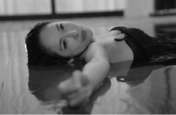 萧亚轩凌晨直播，眼神涣散鼻子吓人，近期精神状态引人担忧
