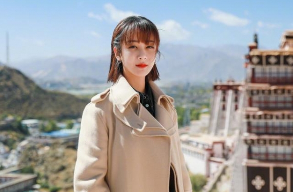 杨紫线下录制《国家宝藏》，路人随手拍，这生图颜值也是没谁了