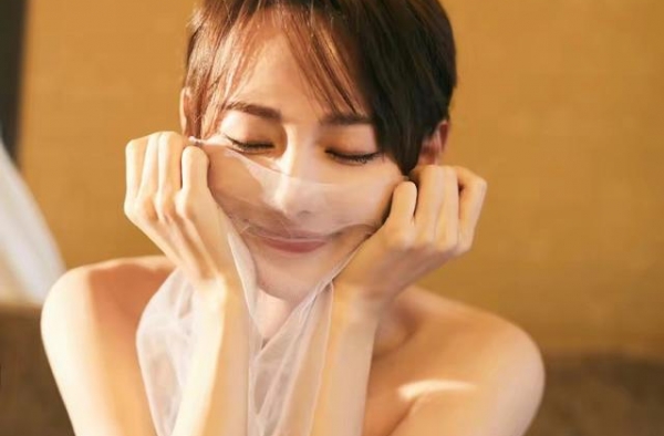 张嘉倪柔美性感水蓝色长裙露出香肩锁骨，尽显优雅柔美气质