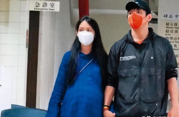 郭碧婷产后亮相，手遮腹部胖了不少，向华强帮带孙女，婴儿车抢镜
