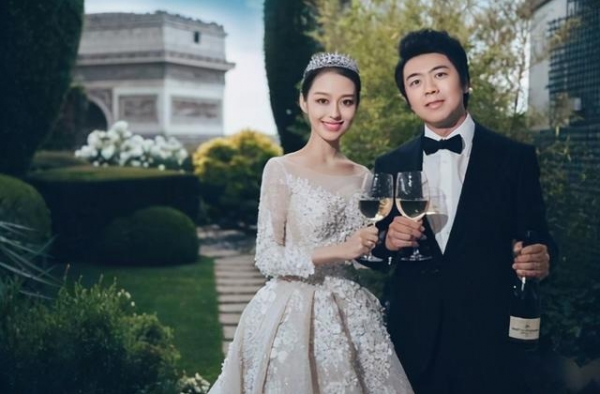 吉娜孕期脱发严重发际线上移，不惧严寒穿着短裙挺着孕肚出席活动