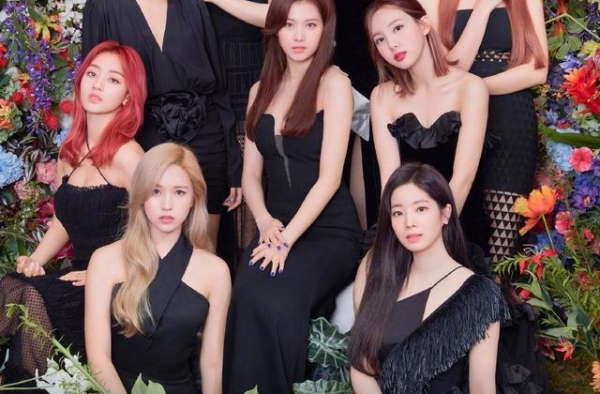 部分韩国网友质疑TWICE“买榜”并表示TWICE过气了