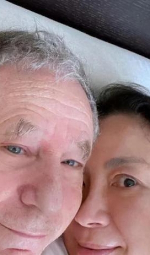 杨紫琼晒照庆与老公6000天纪念日 素颜出镜状态好