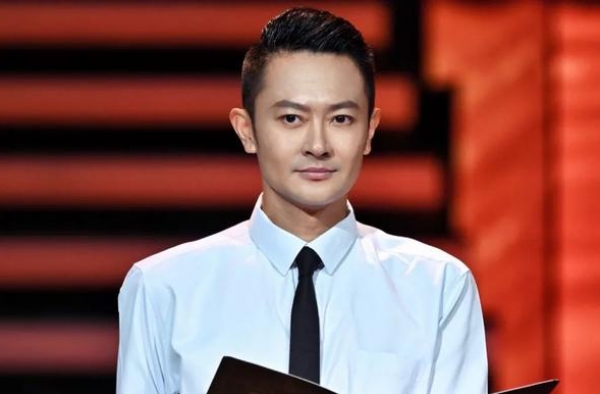 他是边潇潇老公，妻子害印小天事业尽毁，他当金牌导演捧妻子上位