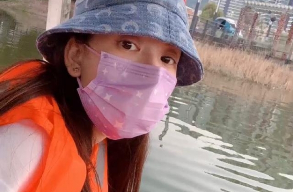 方媛独自带两女儿出游，与大女儿如同复制粘贴，画风廉价太接地气