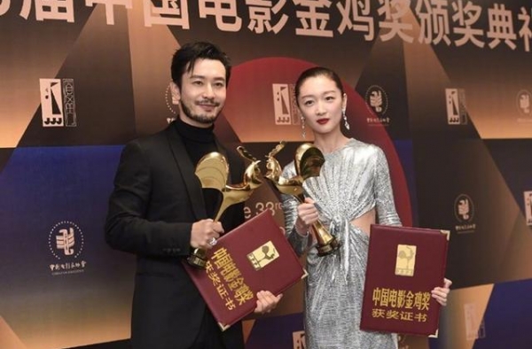 黄晓明金鸡奖上不提杨颖，百密一疏背后是真的忘记还是感情破裂？