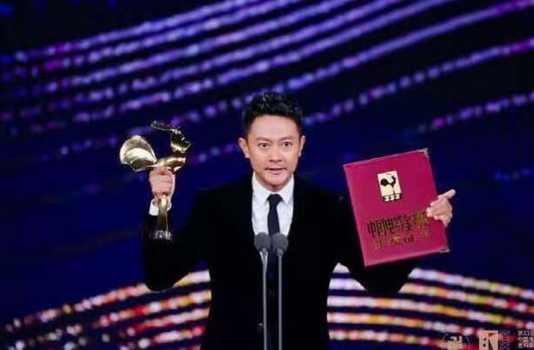 你记得今年金鸡奖得主印小天吗？曾经害他的边潇潇，生活幸福美满