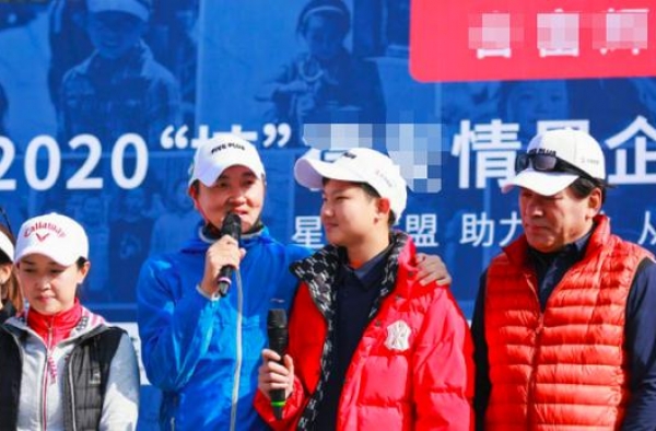 孙楠13岁儿子罕现身，身高直逼爸爸，异母姐姐仍初中文凭？