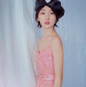 三金影后周冬雨开年首封！“偷穿”妈妈蕾丝睡衣，硬凹大女人翻车