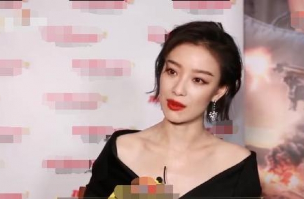 倪妮穿深V裙大露香肩，直言馋自己身子的女生更多，赞刘德华无私