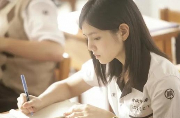夺5项大奖！2020年最浪漫的台湾片，女主靠“面瘫”提名影后