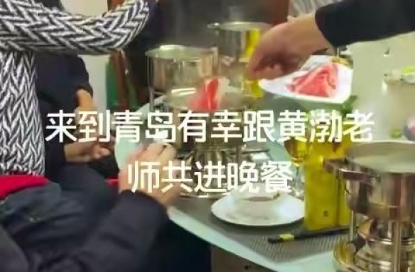黄渤回青岛与老友聚餐！出名多年不忘昔日好友 网友感叹太接地气
