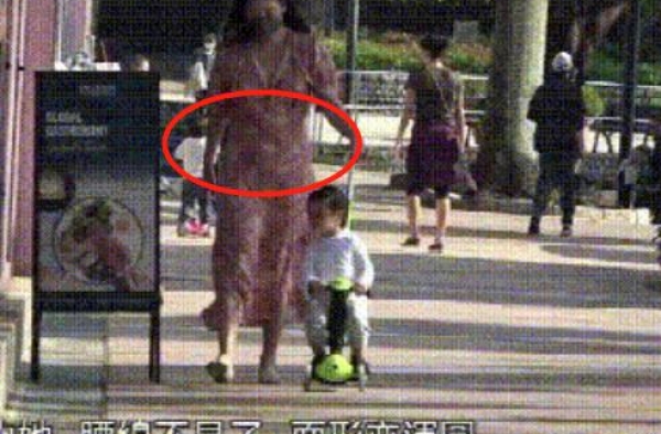 乐基儿带娃当街喝酒，还不给2岁儿子戴口罩，被批自私没有当妈样