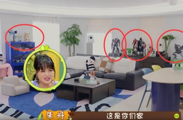 宋妍霏是富二代实锤，一个小区买两个豪宅，爸爸妈妈年龄感差距大